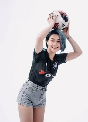 Cô nàng cũng có niềm đam mê với bóng đá