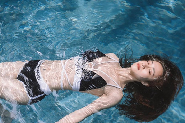MMlive - Hình ảnh Jun Vũ cùng bộ bikini màu sắc đơn giản nhưng lại tôn lên body cực cháy