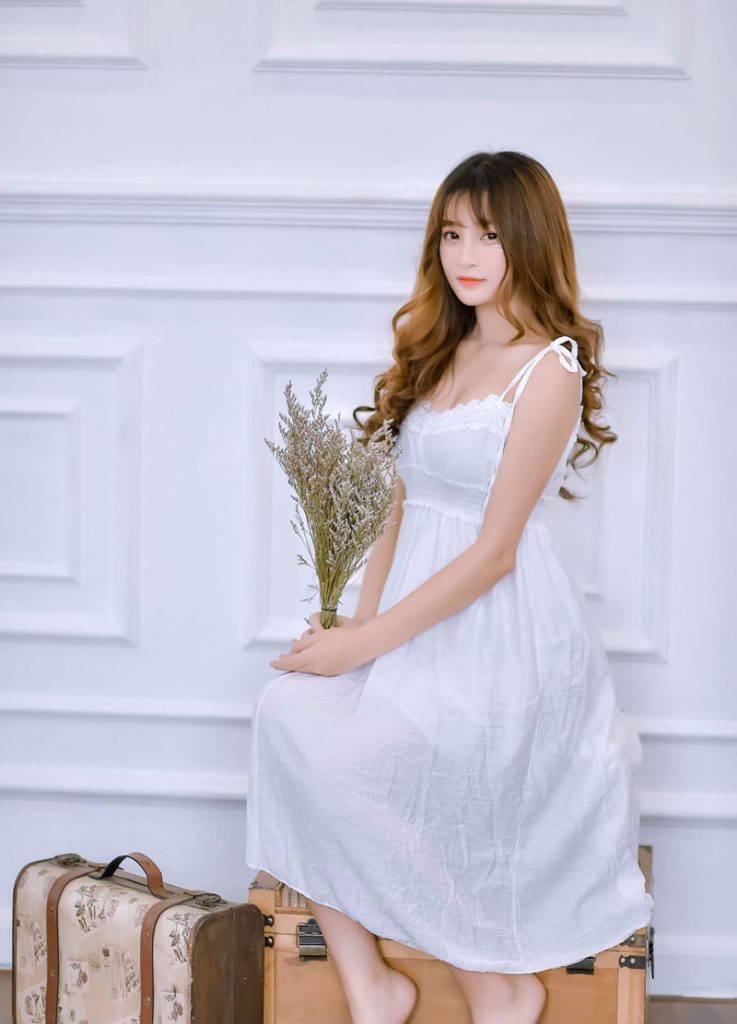 MMlive - Nữ streamer xinh đẹp trong chiếc váy trắng và câu chuyện tự up ảnh nóng